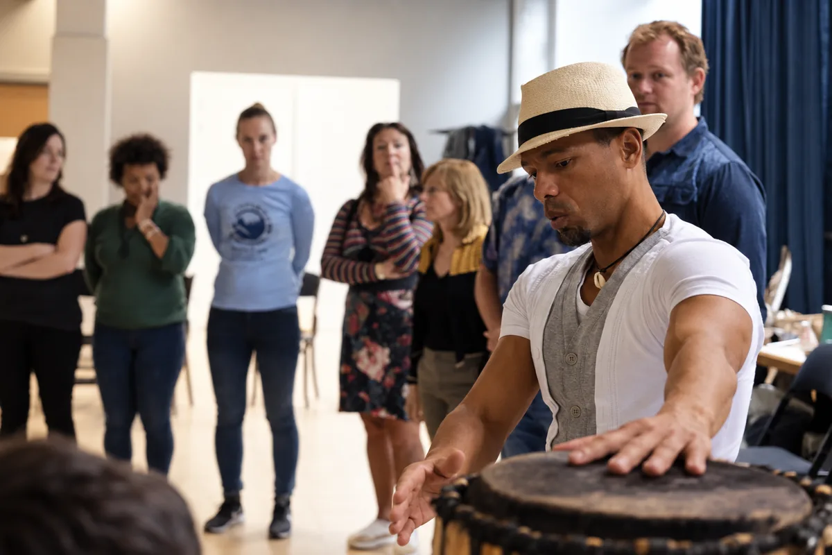 Mestre Letho animant un stage de percussions avec un groupe